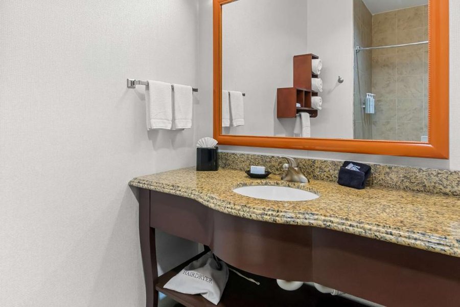 Hampton Inn Abilene — Bathroom