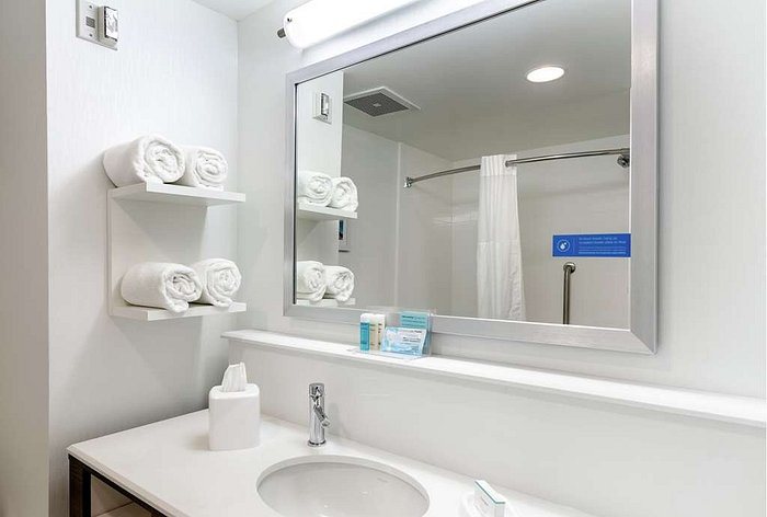 Hampton Inn Acworth — Bathroom