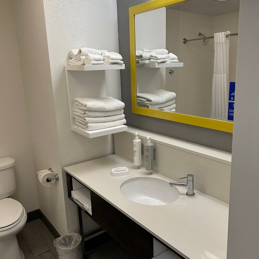 Hampton Inn Alamogordo — Bathroom