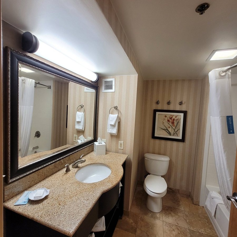 Hampton Inn Altoona — Bathroom