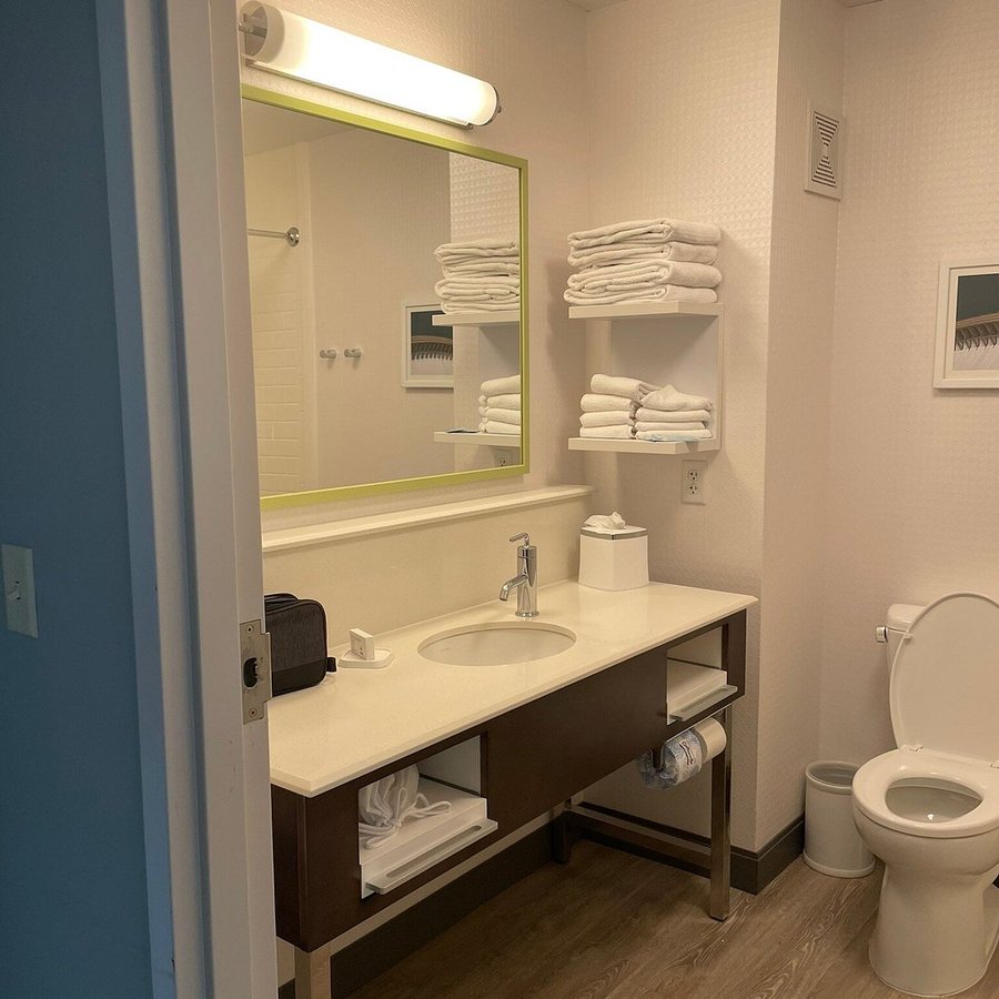 Hampton Inn and Suites Bismarck Northwest — Bathroom