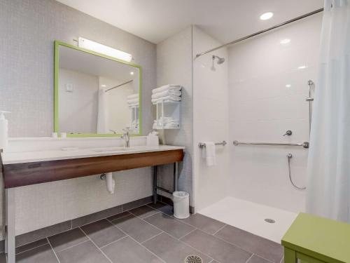 Hampton Inn and Suites by Hilton Cincinnati Midtown Rookwood — Bathroom