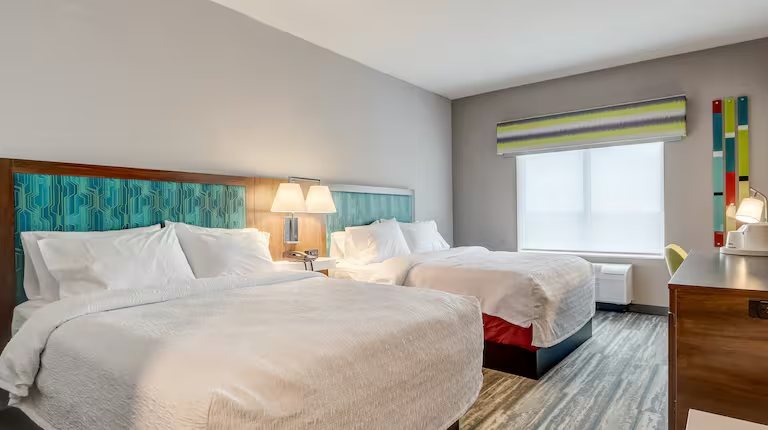 Hampton Inn and Suites by Hilton Cincinnati Midtown Rookwood — Guest room