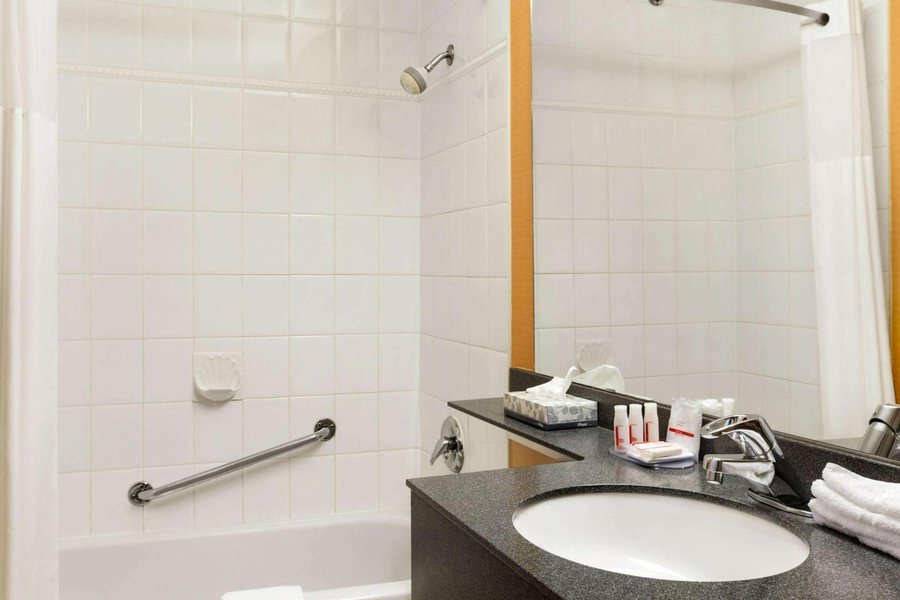 Hampton Inn and Suites by Hilton Downtown Vancouver Vancouver British Columbia — Bathroom