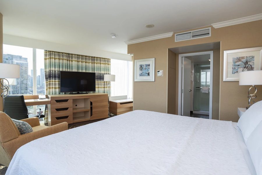 Hampton Inn and Suites by Hilton Downtown Vancouver Vancouver British Columbia — Guest room