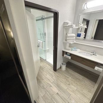 Hampton Inn Asheville tunnel Rd — Bathroom