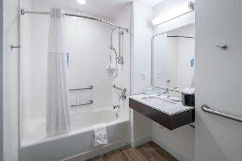 Hampton Inn Atlanta Douglasville — Bathroom
