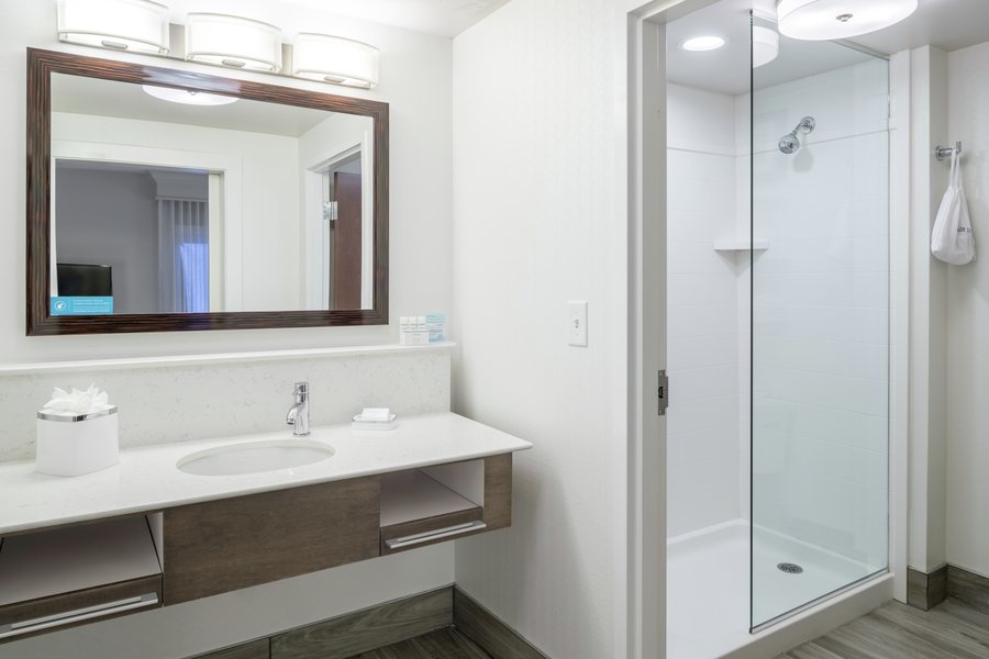 Hampton Inn Atlanta Nw Cumberland — Bathroom