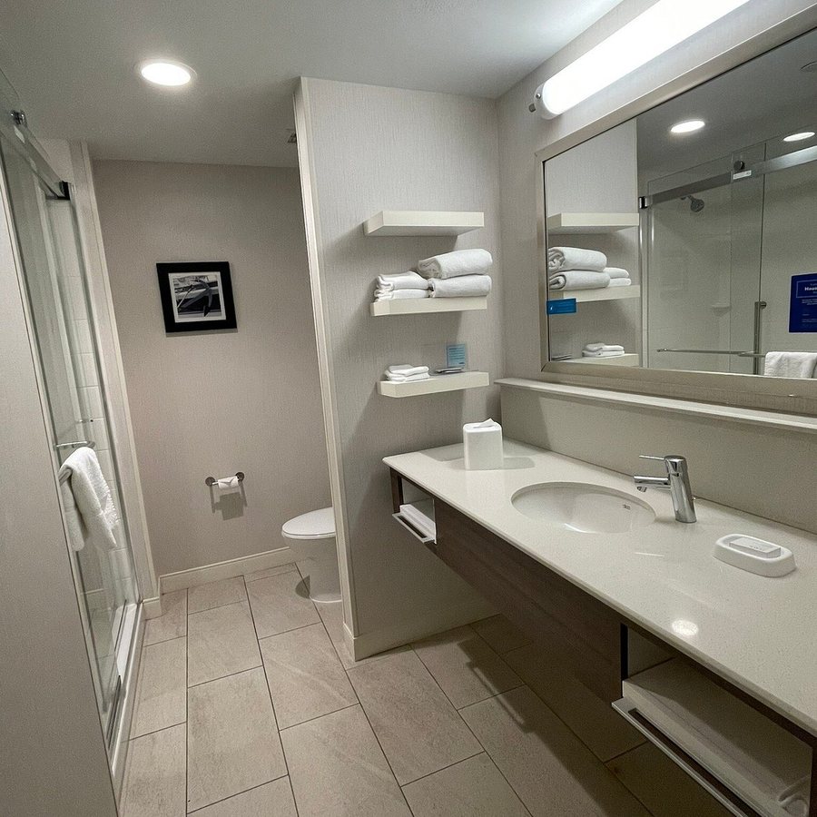 Hampton Inn Atmore — Bathroom