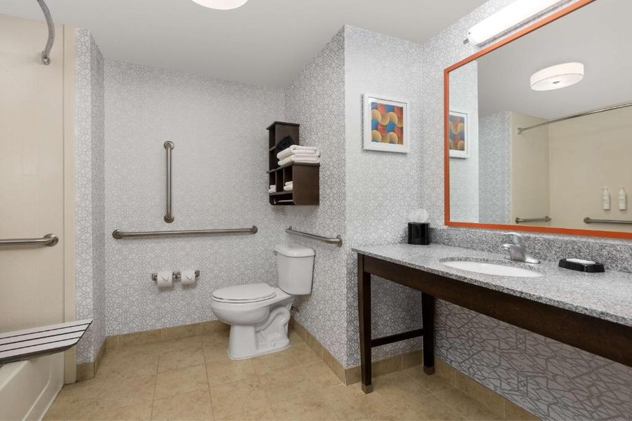 Hampton Inn Augusta Fort Gordon — Bathroom