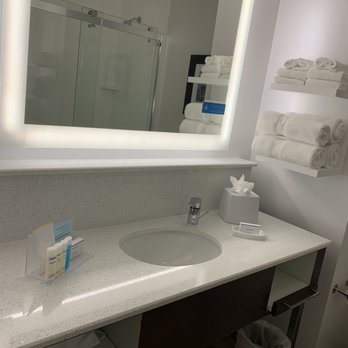 Hampton Inn Baltimore Bayview Campus — Bathroom