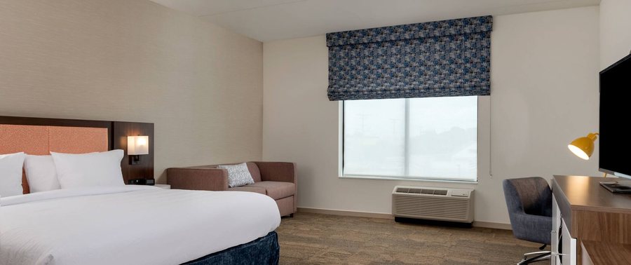 Hampton Inn Baltimore Bayview Campus — Guest room