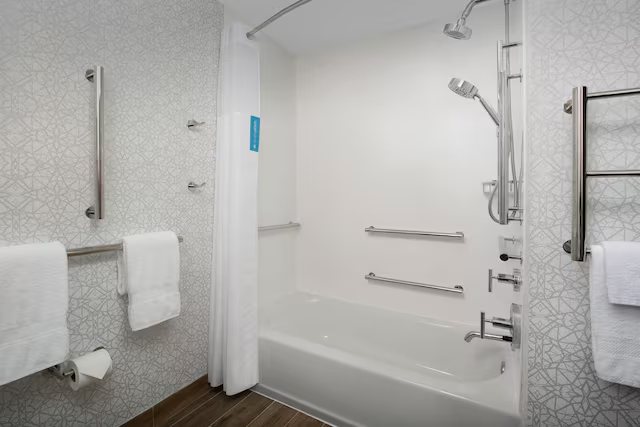 Hampton Inn Baltimore Downtown Convention Center — Bathroom