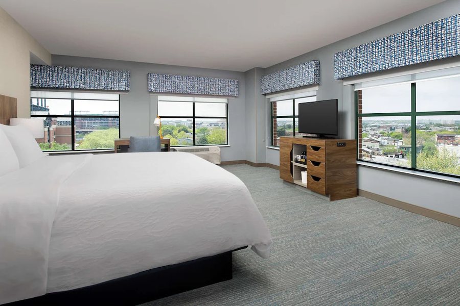 Hampton Inn Baltimore Downtown Convention Center — Guest room