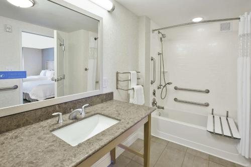 Hampton Inn Bar Harbor — Bathroom