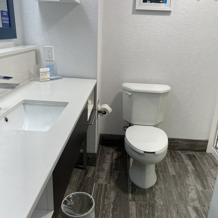 Hampton Inn Bartlesville — Bathroom