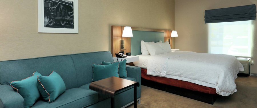 Hampton Inn Batavia — Guest room