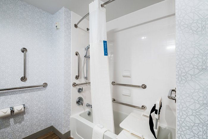 Hampton Inn Batesville — Bathroom
