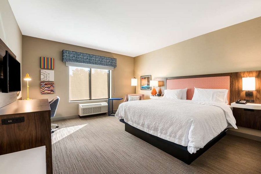 Hampton Inn Batesville — Guest room