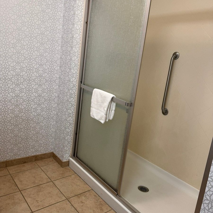 Hampton Inn Bath brunswick Area Me Bath Maine — Bathroom