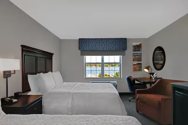 Hampton Inn Bath brunswick Area Me Bath Maine — Guest room