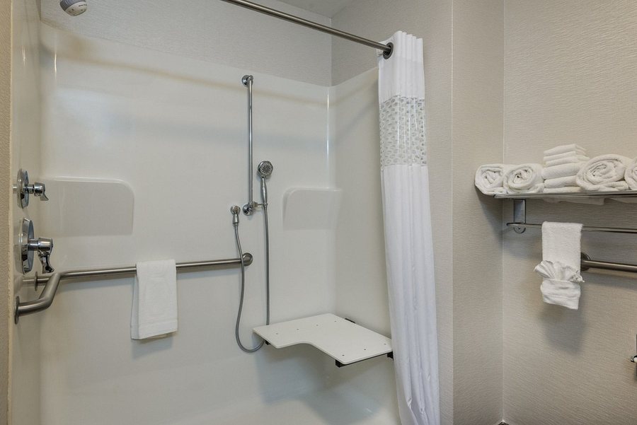 Hampton Inn Bellevue — Bathroom