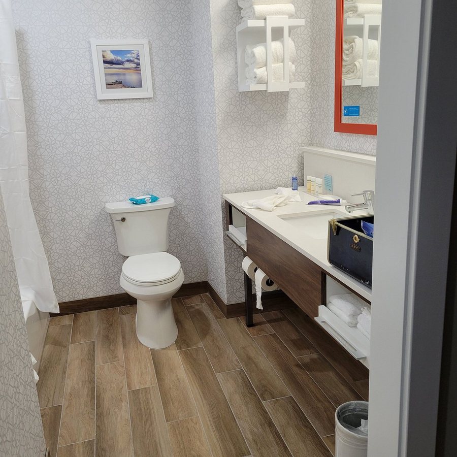 Hampton Inn Bennington — Bathroom