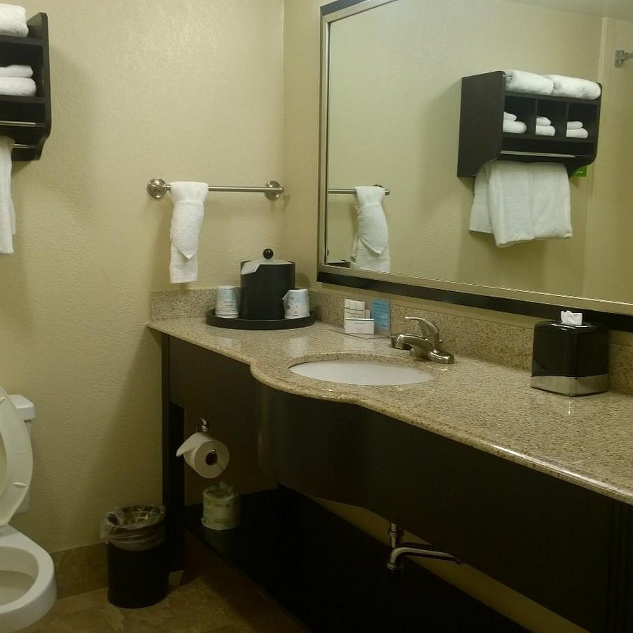 Hampton Inn Biloxi ocean Springs — Bathroom