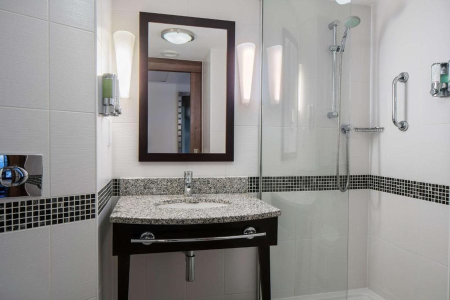 Hampton Inn Birmingham Colonnade 280 — Bathroom