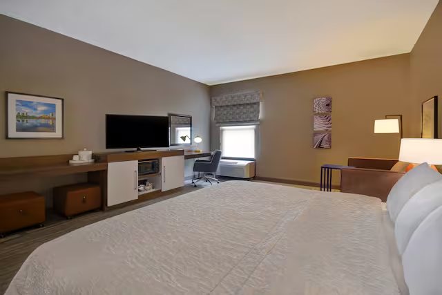 Hampton Inn Birmingham Colonnade 280 — Guest room