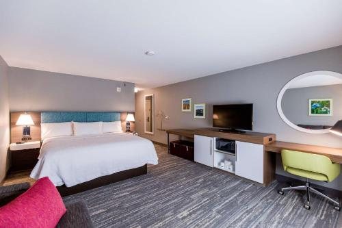Hampton Inn Bismarck — Guest room