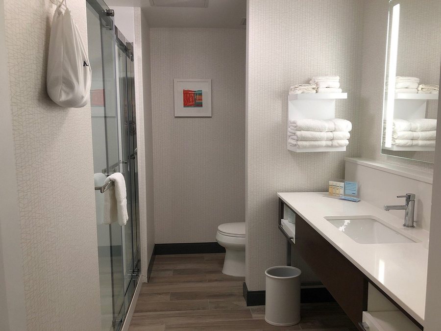 Hampton Inn Black Mountain — Bathroom