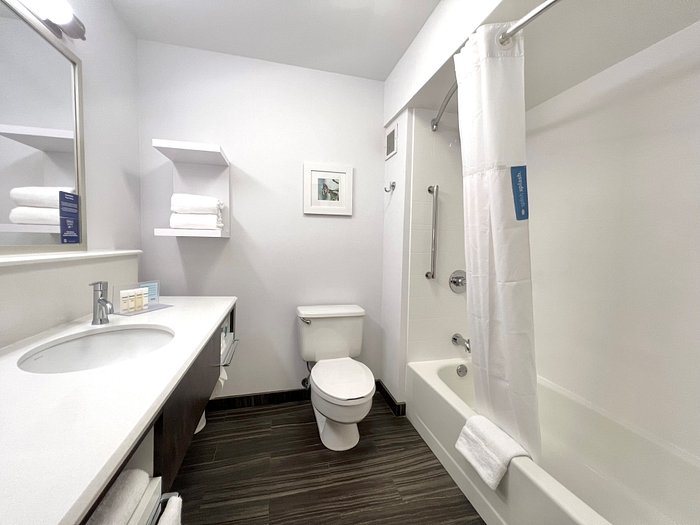 Hampton Inn Bloomington — Bathroom