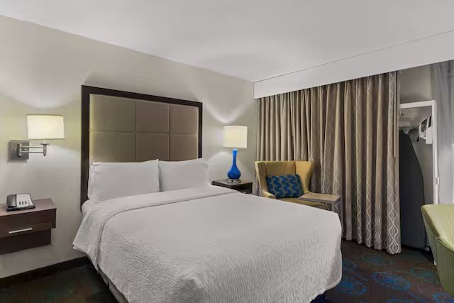Hampton Inn Bloomington — Guest room