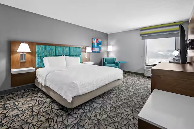 Hampton Inn Bloomington West — Guest room