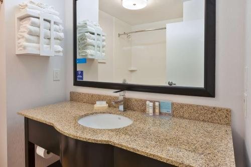 Hampton Inn Blue Ash cincinnati — Bathroom