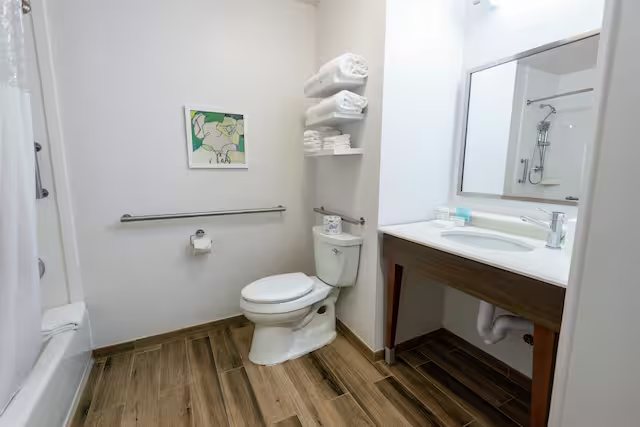 Hampton Inn Boca Raton — Bathroom