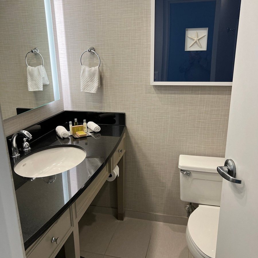 Hampton Inn Boca Raton deerfield Beach — Bathroom