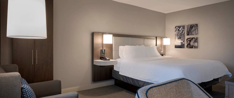 Hampton Inn Boston cambridge — Guest room