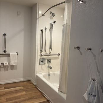 Hampton Inn Boston Seaport District — Bathroom