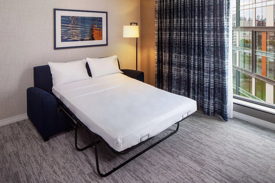 Hampton Inn Boston Seaport District — Guest room