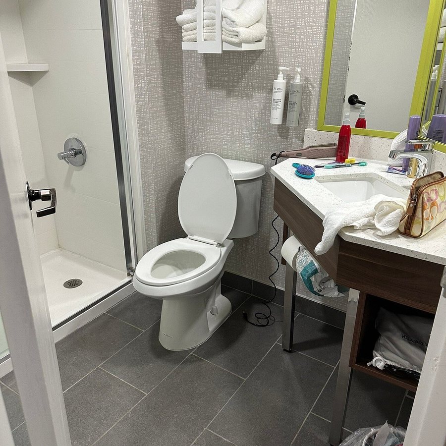 Hampton Inn Bridgeport Clarksburg — Bathroom