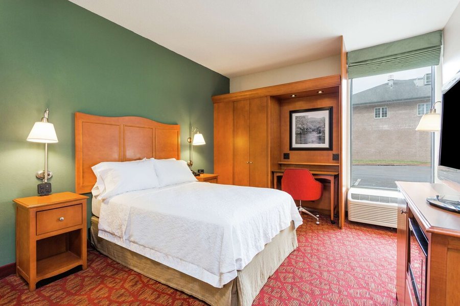 Hampton Inn Bridgeport Clarksburg — Guest room