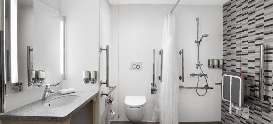 Hampton Inn Bristol — Bathroom