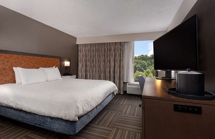 Hampton Inn Bristol — Guest room