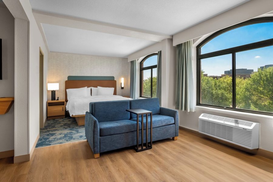 Hampton Inn by Hilton Addison Dallas — Guest room