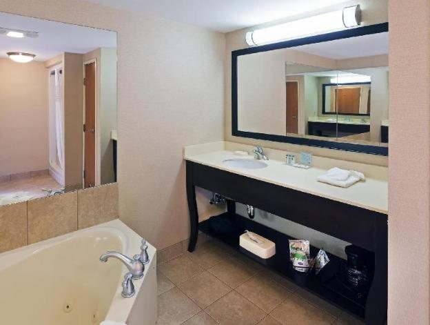Hampton Inn By Hilton Clarksville — Bathroom