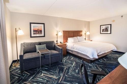 Hampton Inn By Hilton Clarksville — Guest room