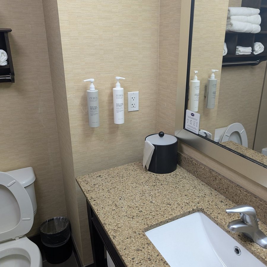 Hampton Inn by Hilton Elliot Lake Ontario Canada — Bathroom