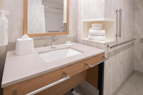 Hampton Inn by Hilton North Hollywood Los Angeles California — Bathroom